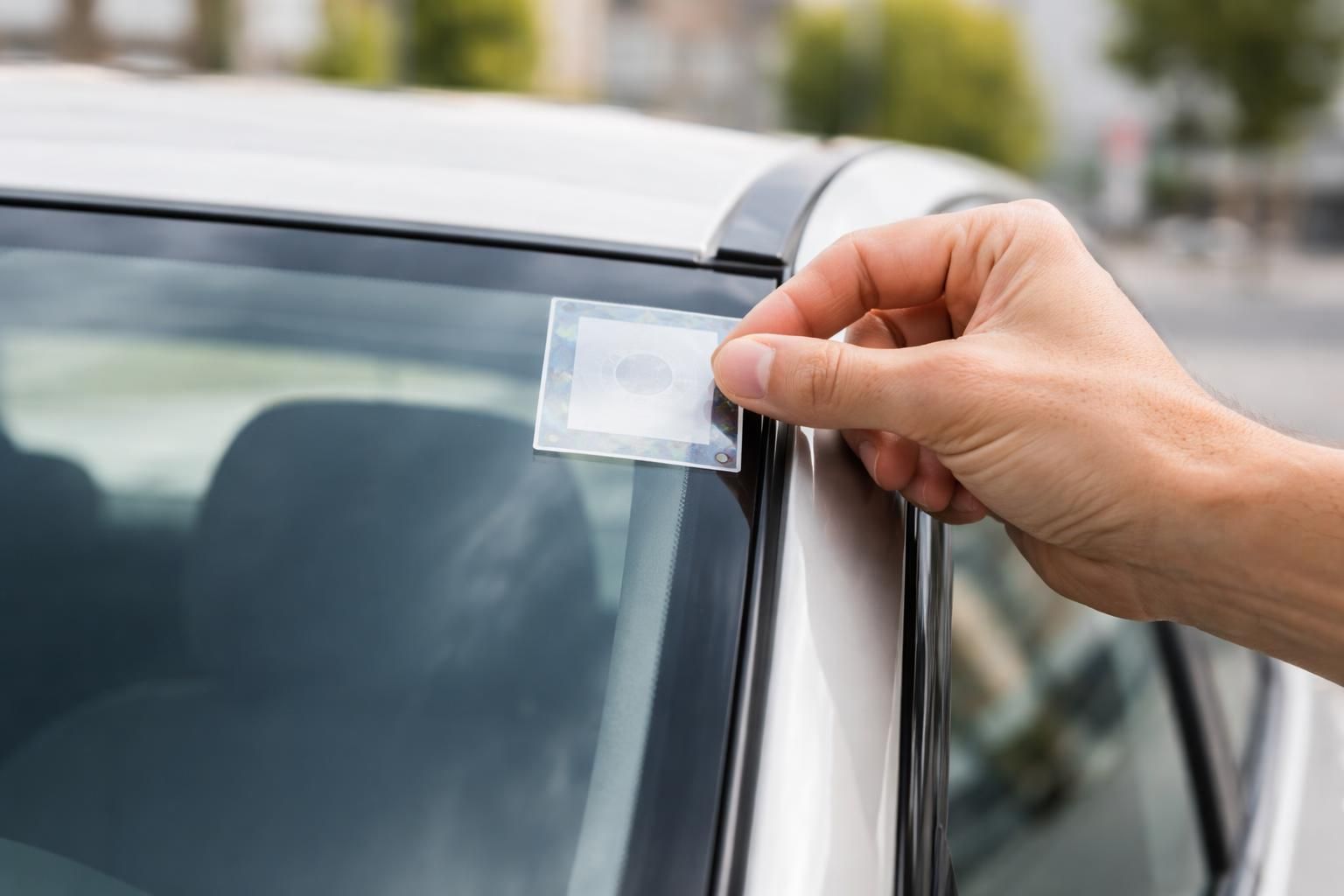 découvrez comment coller facilement et correctement votre vignette d'assurance voiture pour être en conformité avec la réglementation en vigueur.
